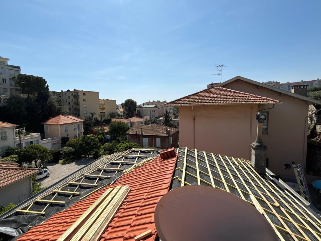 Charpente et couverture traitées ensemble